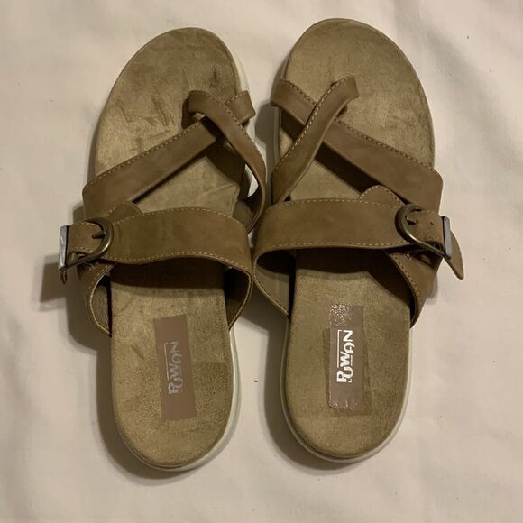 Puwan Size 11 women's tan sandals memory foam sole & buckle detail - Picture 3 of 9